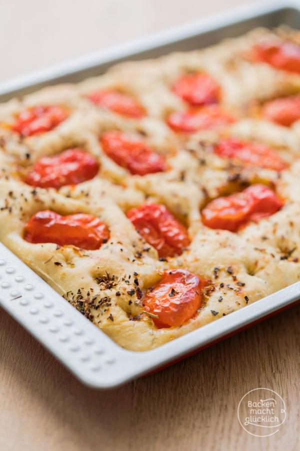 Einfache Focaccia mit Tomaten | Backen macht glücklich