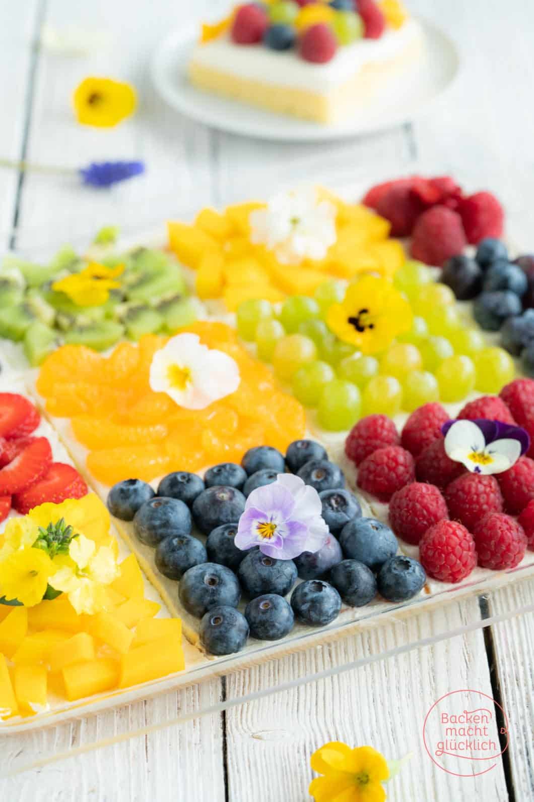 Bunter Biskuit-Obstkuchen vom Blech | Backen macht glücklich