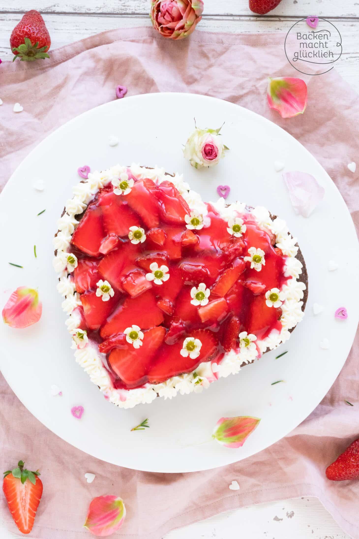 Erdbeer-Kuchen in Herzform | Backen macht glücklich