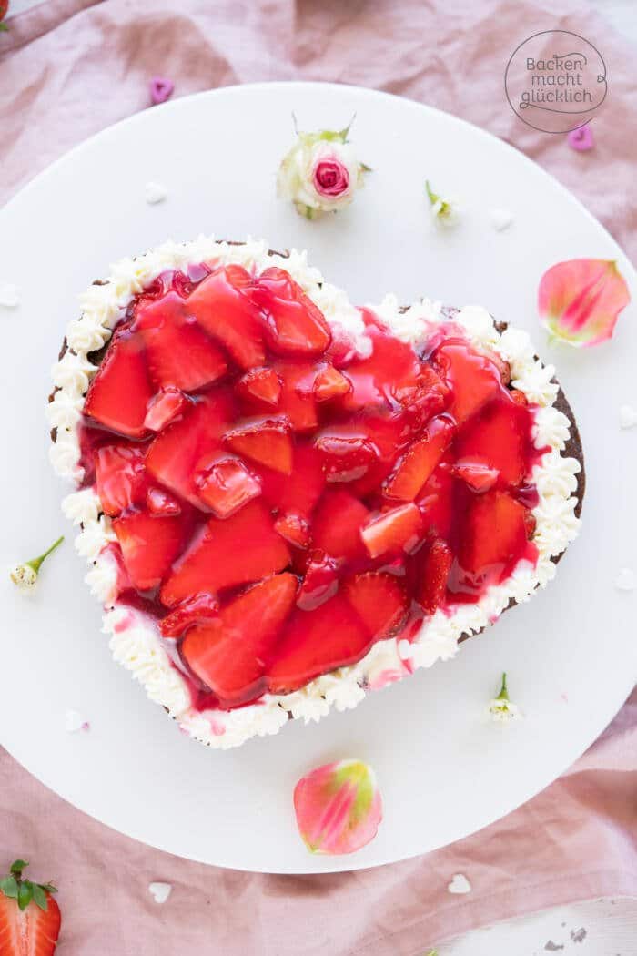 Erdbeer Kuchen in Herzform Backen macht glücklich