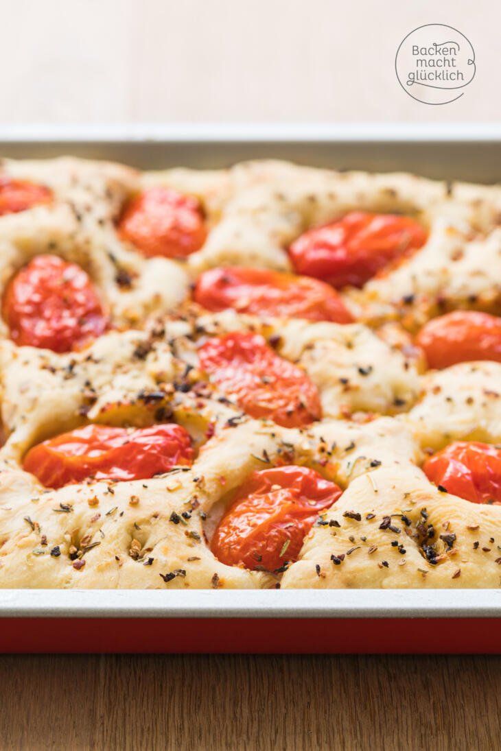 Einfache Focaccia mit Tomaten | Backen macht glücklich