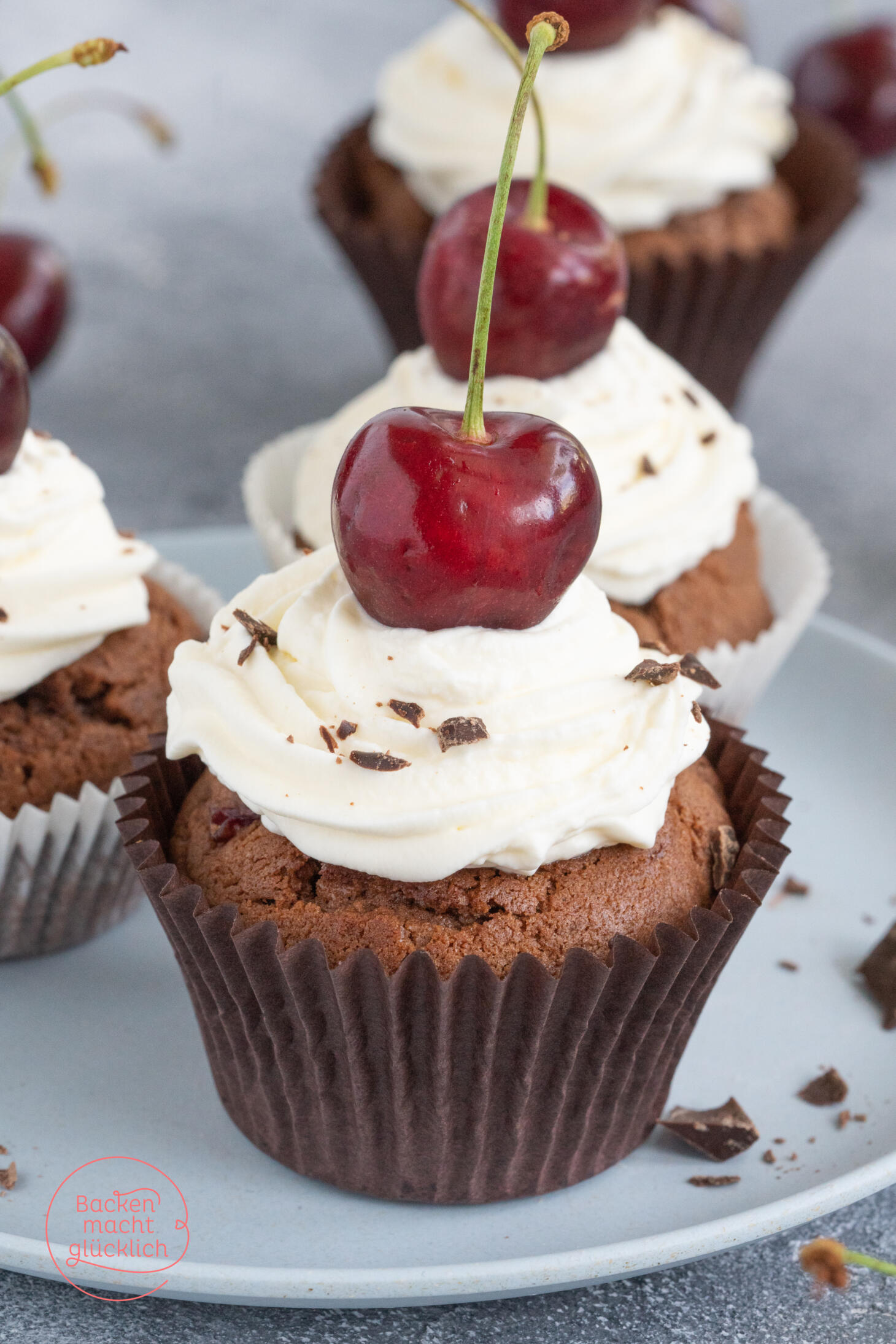 Einfache Schoko-Kirsch-Cupcakes | Backen macht glücklich