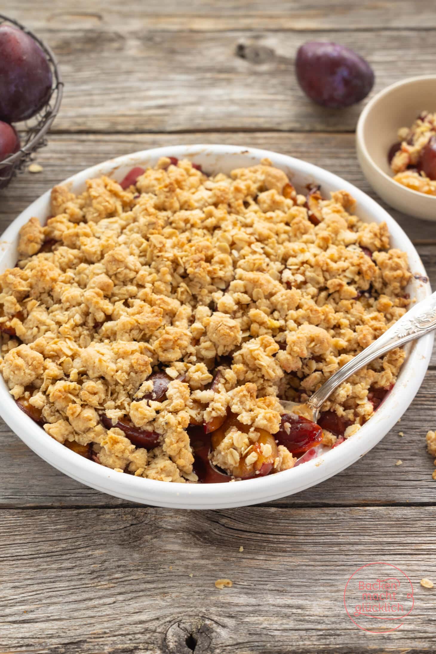 Zwetschgen-Crumble Rezept | Backen macht glücklich