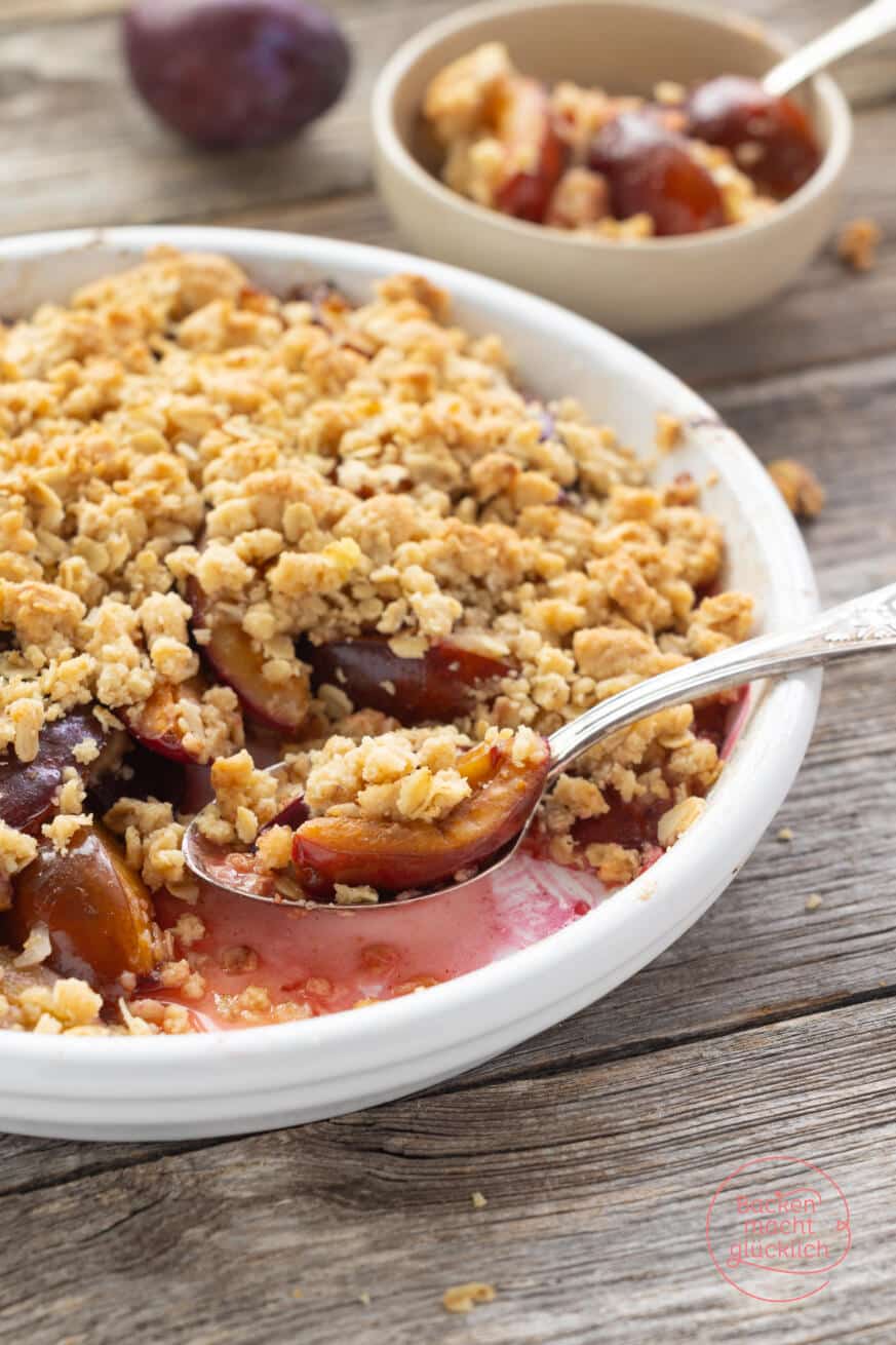 Zwetschgen-Crumble Rezept | Backen macht glücklich