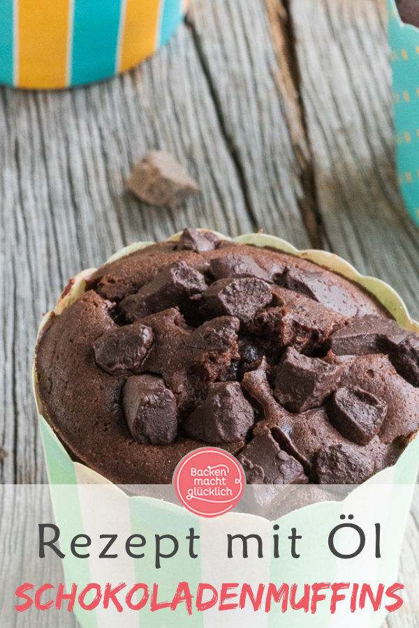 Einfaches Rezept für supersaftige Schokomuffins mit Öl. Die Schokoladenmuffins benötigen nur wenige Zutaten und sind innerhalb von 5 Minuten im Ofen.