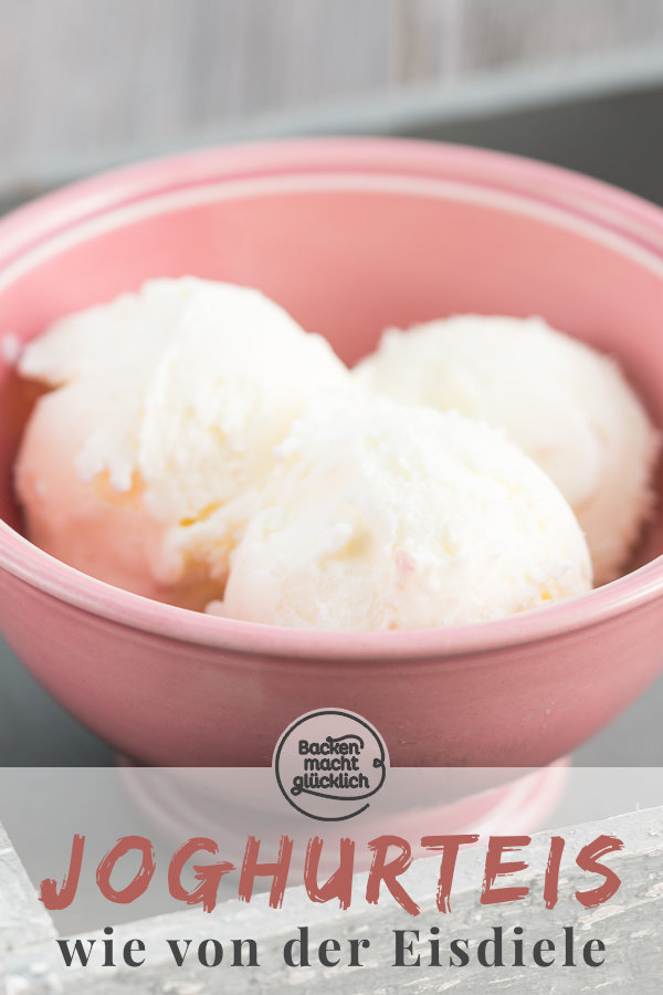 Ein super einfaches und köstliches Rezept für Joghurteis, das mit und ohne Eismaschine funktioniert. Die cremige Joghurt-Eiscreme versüßt einem die warmen Sommertage. #eis #joghurt #joghurteis #eiscreme #sommer #backenmachtglücklich 