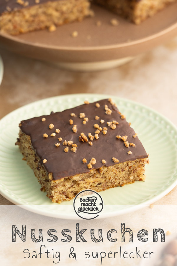 Einfacher, schneller und saftiger Nusskuchen vom Blech nach Omas Rezept. Diesen Blechkuchen mit Haselnüssen werdet ihr lieben!