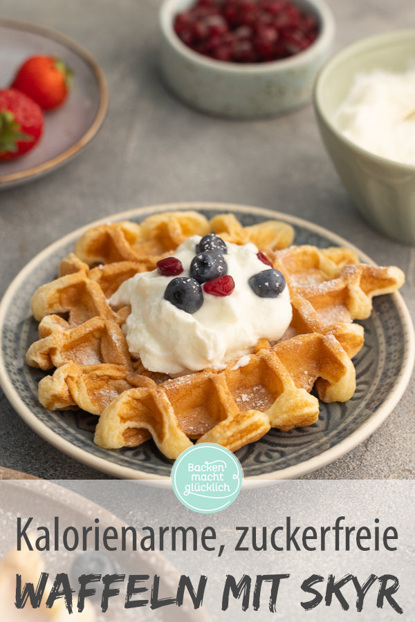 Diese einfachen Waffeln mit Skyr werden herrlich flaumig und lecker - und das, obwohl sie zuckerfrei und kalorienarm sind!