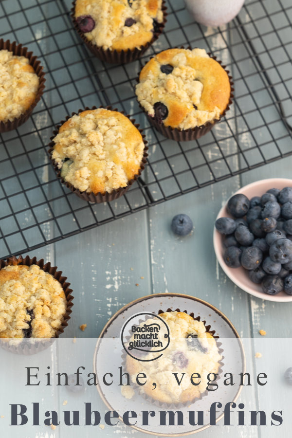 Saftige vegane Blaubeermuffins mit Streusel. Kaum zu glauben, dass die veganen Heidelbeermuffins ohne Ei und Milch auskommen!